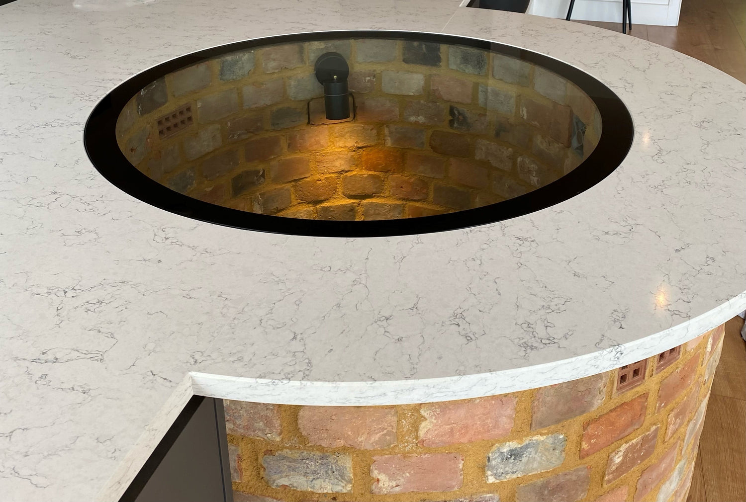 Glass well top cover used in breakfast bar kitchen