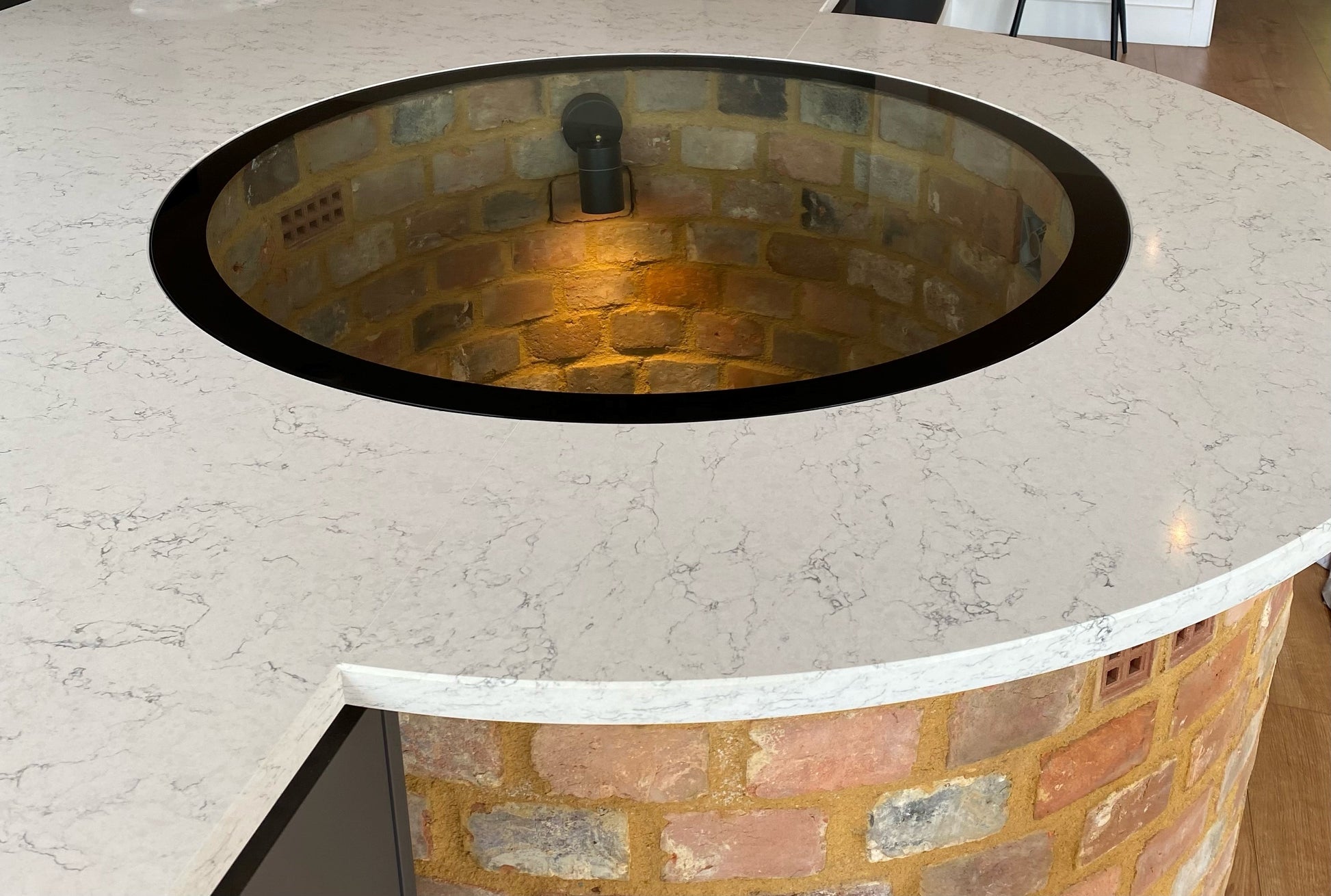 Glass well top cover used in breakfast bar kitchen